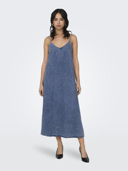 Robe sans manches en denim bleu moyen ONLY® avec col en V et coutures diagonales.