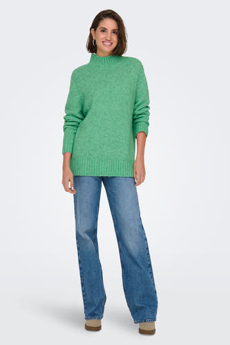 Gilet vert de ONLY, porté avec des jeans et des chaussures dans un style décontracté.