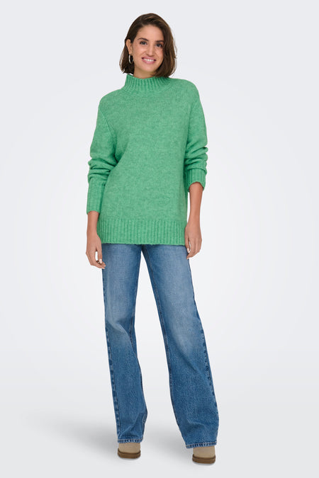 Gilet vert de ONLY, porté avec des jeans et des chaussures dans un style décontracté.