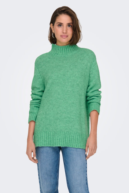 Gilet vert de ONLY ONLY ONLY avec long et et et texture texture, portéé des jeans bleus.