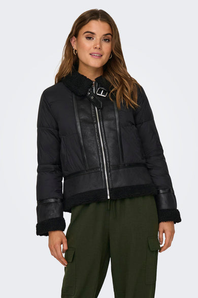 Manteau court noir d'ONLY, avec col en fourrure imitée et pantalon cargo vert.