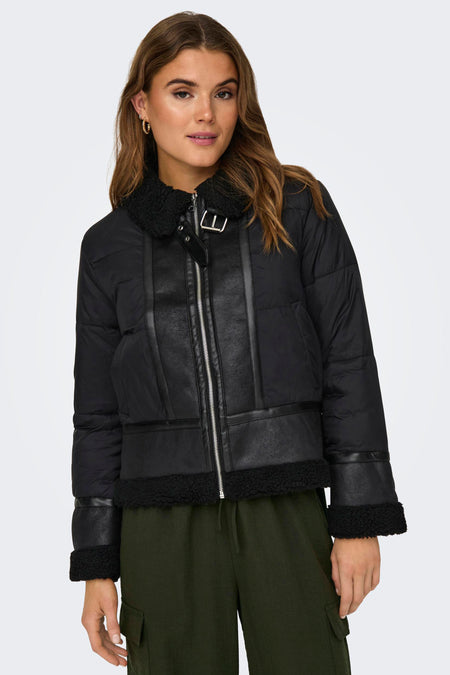 Manteau court noir d'ONLY, avec un col en fourrure et des détails en cuir imitation.