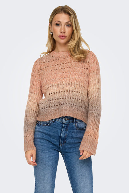 Maillot orange avec col rond de ONLY, tricoté en l' et porté avec un pantalon de cuir bleu.