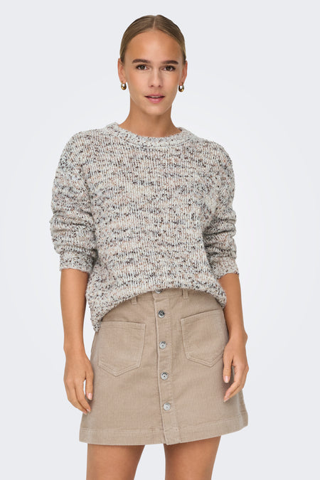 Pull blanc à col rond ONLY, avec un motif tacheté et des boucles d'oreilles en or.