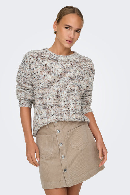 Pull blanc à col rond de ONLY®, avec un motif rayé et des manches courtes, porté avec une jupe kaki en velours côtelé.