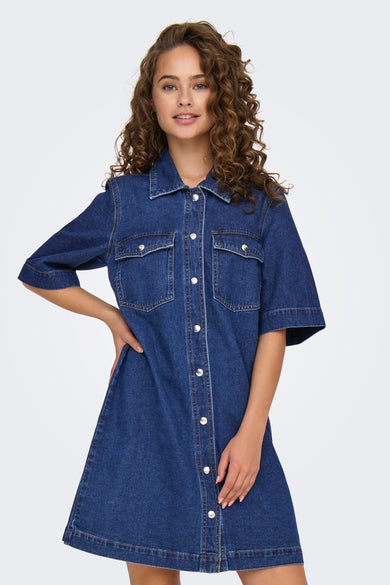 Jupe en denim bleu marine à manches courtes de ONLY, avec fermeture à boutons et poches brodées.