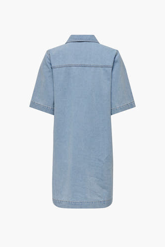 Jupe en denim bleu clair à manches courtes de ONLY, vue de derrière avec une coupe droite.