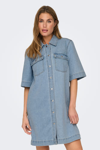 Jupe en denim bleu clair à manches courtes de ONLY, avec une fermeture à boutons et des poches poitrine.