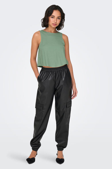 Groene top zonder mouwen van ONLY, gecombineerd met zwarte cargobroek en zwarte schoenen met strik.