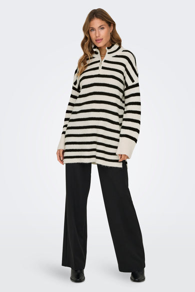 Manteau blanc à longues manches de ONLY®, avec un motif rayé noir et une fermeture à glissière argentée.