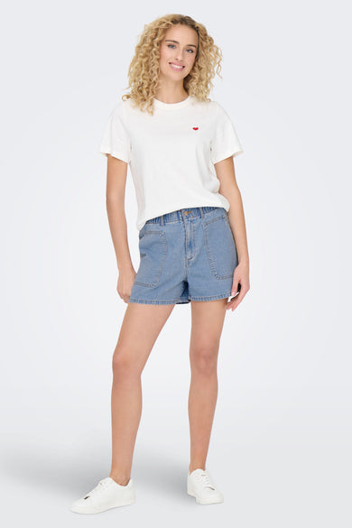 Short en denim bleu clair de JDY, avec une ceinture élastique et des poches brodées.