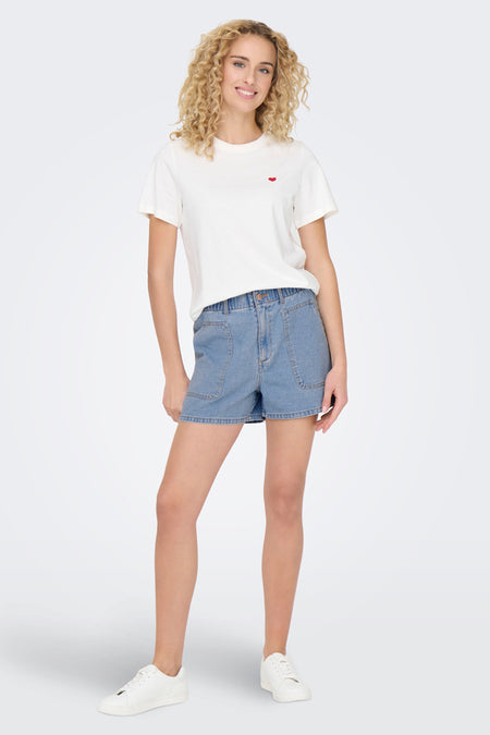 Short en denim bleu clair de JDY, avec une ceinture élastique et des poches brodées.