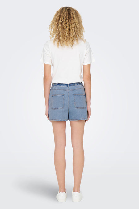 Short en denim bleu clair de JDY, avec une ceinture élastique, vu de derrière.