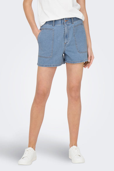Short en denim bleu clair de JDY, avec des poches brodées et une ceinture élastique.