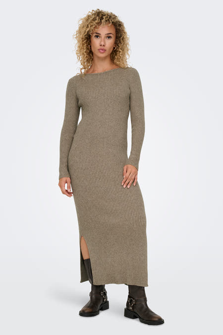 Manteau beige à longues manches de ONLY, avec une texture côtelée et une fente sur le côté, associé à des bottes brunes.