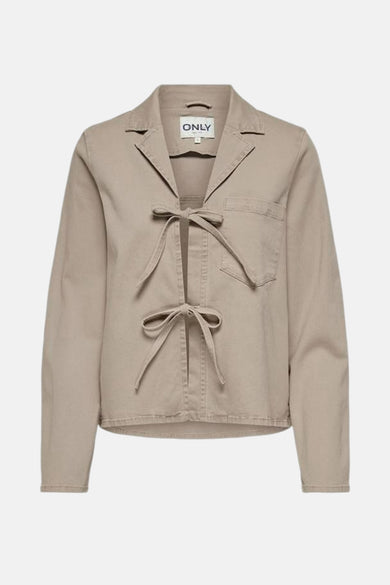 Chemise beige à longues manches de ONLY, avec détail rayé et poche poitrine.
