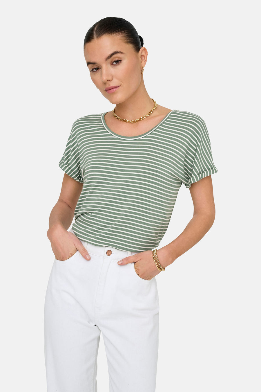 T-shirt à manches courtes vert de JDY, rayé de blanc, avec col rond et manches retroussées.