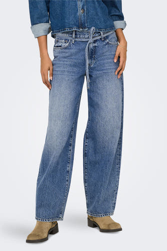 Jean bleu droit ONLY avec taille haute et veste en denim bleu assortie.