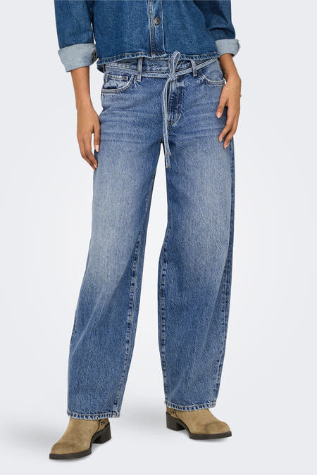 Jean bleu droit ONLY avec taille haute et veste en denim bleu assortie.