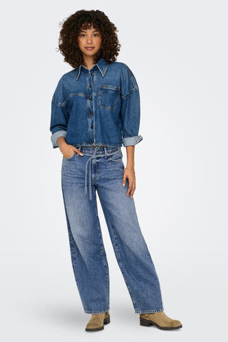 Middenblauwe rechte jeans van ONLY, gecombineerd met een denim blouse en bruine laarzen.
