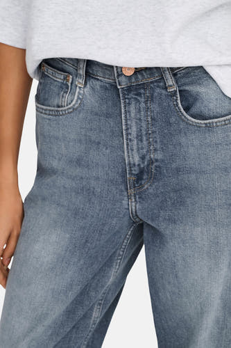 Jean en denim bleu large d'ONLY avec cinq poches et une fermeture à boutons.
