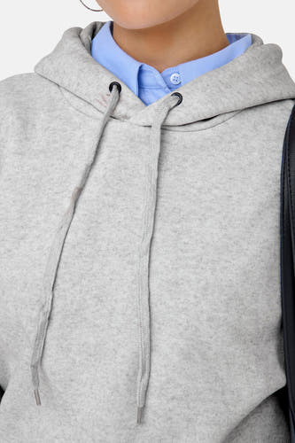 Pull-over gris avec capuche ONLY, avec des cordons et une blouse bleu clair sous le pull-over.