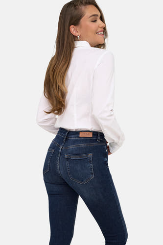 Jean skinny en denim bleu marine de ONLY, avec une blouse blanche