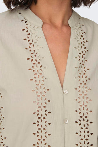 Blouse écru à longues manches de ONLY, avec des détails ajourés à l'avant et une fermeture à boutons.
