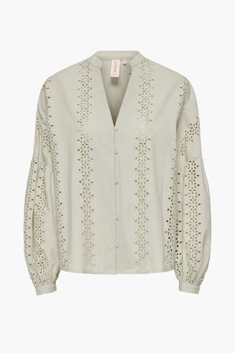 Blouse écru à longues manches de ONLY, avec des détails sur les bords et une fermeture à boutons.