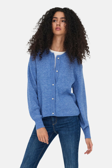 Veste bleue de JDY, présentée avec un pantalon en cuir et des bottes noires.