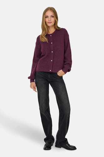 Cardigan marron de JDY, avec des manches longues et des boutons en nacre, associé à un jeans foncé et des loafers noirs.