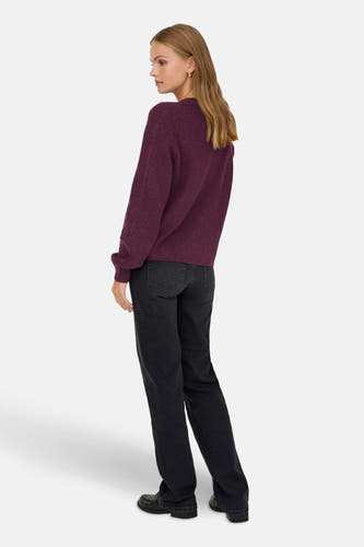 Cardigan marron de JDY, vu de de derrière, avec des manches longues, associé à des jeans noirs et des chaussures.