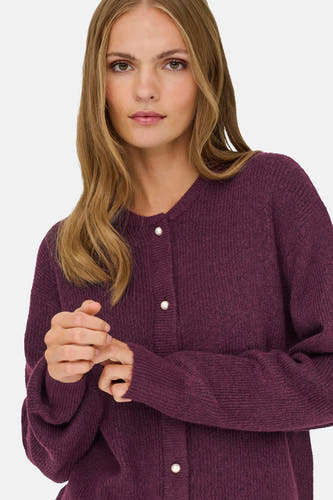 Cardigan marron de JDY, avec des manches longues et des boutons en nacre.