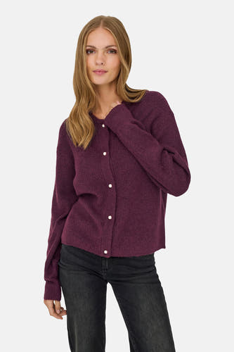 Cardigan marron de JDY, avec des manches longues et des boutons en nacre, porté avec un jean noir.