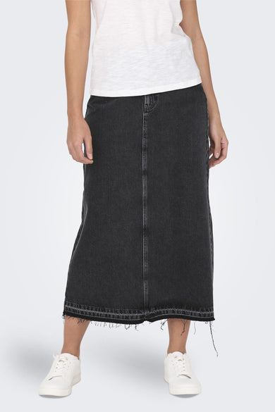 Robe longue noire en denim d'ONLY avec un col plissé, associée à une chemise blanche et des baskets blanches.