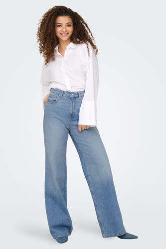 Jean décontracté en denim bleu moyen de ONLY, associé à une chemise blanche et des chaussures bleues.