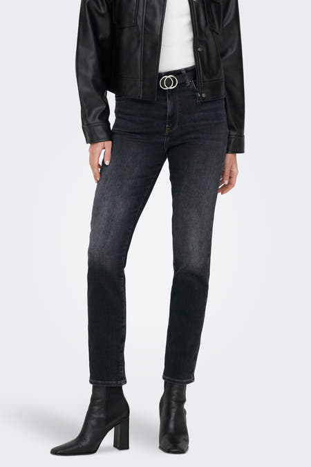 Jean mom noir de ONLY, avec des poches arrière et une étiquette en cuir.