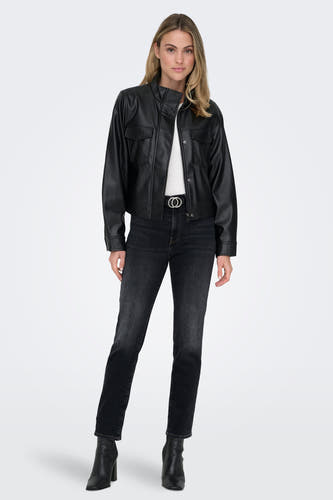 Grijze mom jeans van ONLY, gecombineerd met een zwarte leren jas, witte top en zwarte laarzen.
