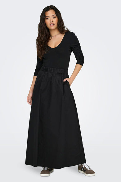 Robe longue noire ONLY, avec une ceinture élastique et des poches.