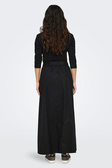 Robe longue noire ONLY, avec une ceinture élastique et une fente à l'arrière.