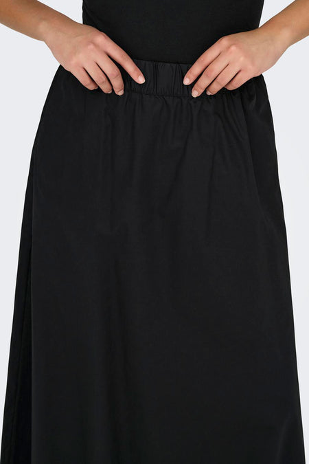 Robe longue noire ONLY, avec une ceinture élastique et une texture lisse.