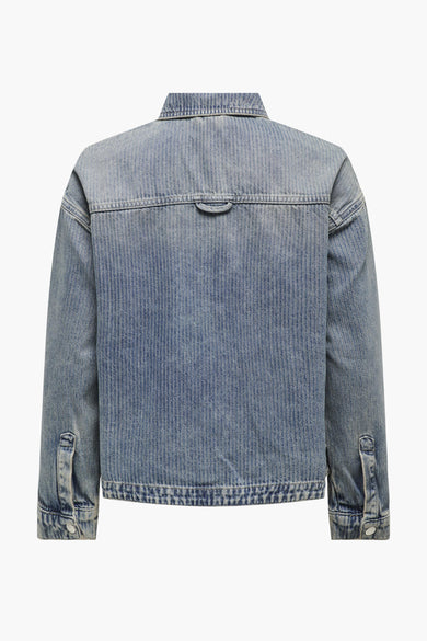 Jeansjas in middenblauw denim van ONLY, met verticale strepen en een hanglus aan de achterkant.

