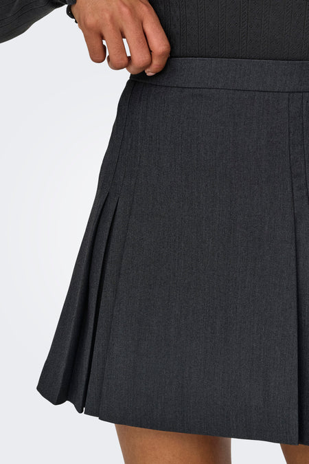 Jupe courte grise d'ONLY, avec des plis et une ceinture ajustée.