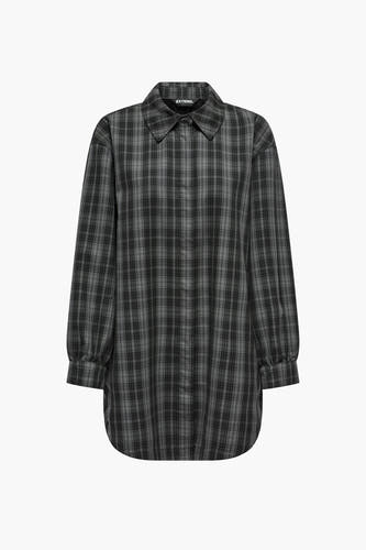 Chemise grise à manches longues de ONLY, avec un motif rayé et une col classique.