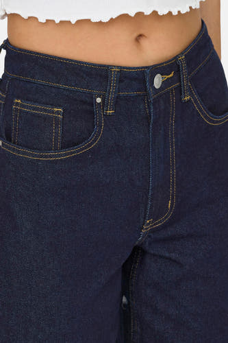 Jean bleu marine large d'ONLY, avec des surpiqures contrastantes et une taille visible.