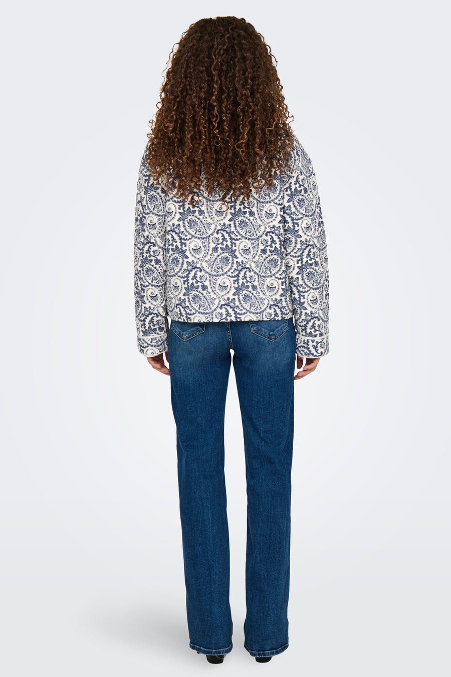 Veste courte bleue de ONLY, à motif cachemire, combinée avec un jean foncé.