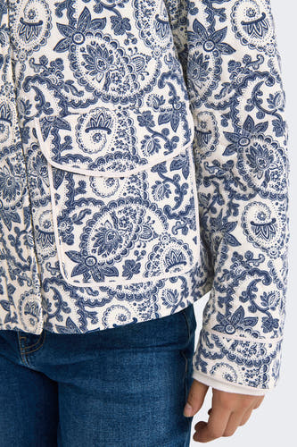 Veste courte bleue de ONLY®, avec motif cachemire, détail de poche et combinée avec un jean.