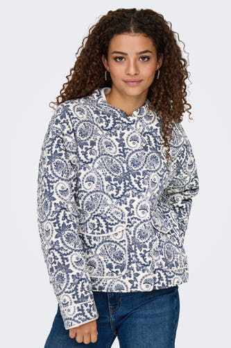 Veste courte bleue ONLY à motif cachemire portée avec un jean foncé.