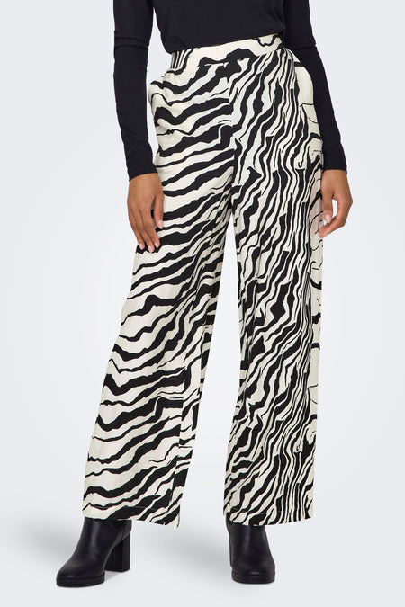 Pantalon blanc de ONLY avec imprimé zèbre noir et une longue jambe large, vu de derrière.