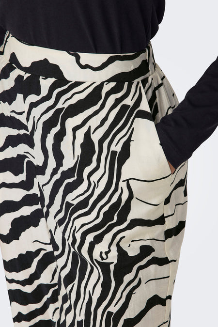 Pantalon blanc à imprimé zèbre de ONLY, avec poche et une chemise noire.